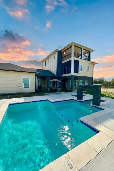Brand new house 3 floors 8 bedrooms, Buchen Sie  Red Rock 