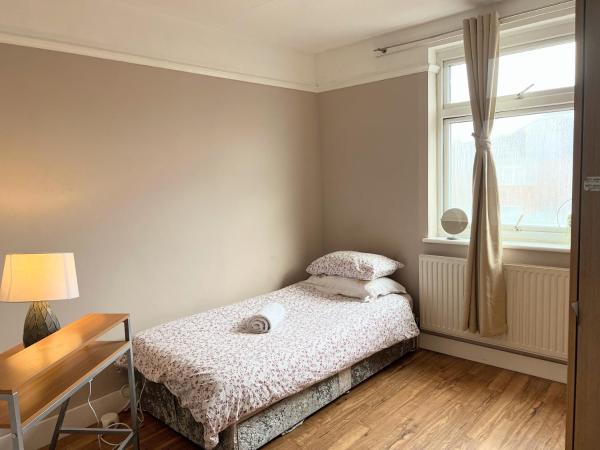 Large room with single bed, work desk and double wardrobe, Reserva ahora  Feltham Hounslow