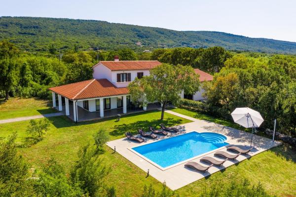 Villa Klara, beautiful and secluded villa close to the beach, Buchen Sie  Ubasico Istrien