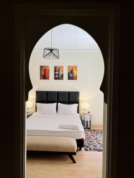 Modern Studio with Pool in Central Gueliz, Buchen Sie  Hotels in Marrakech-Safi mit Parkplatz, Parkplätze