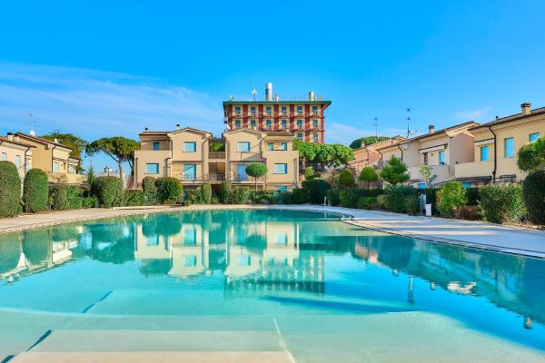 Jesolo Flowers Beach House - Host Solution, Prenota  Hotel a Veneto con piscina, Piscina