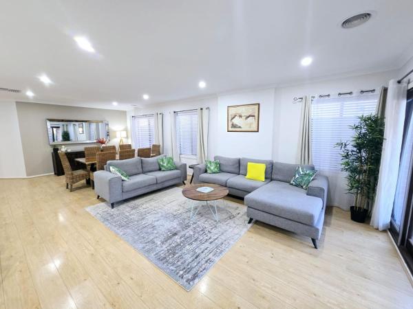 Spacious and stylish house, upto 15 guests, close to Metro, fully AC, Buchen Sie  Williams Landing Victoria