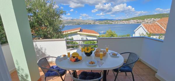 Spacious Villa Lush Garden Private access to Beach - Villa Sherene, Buchen Sie  Hotels in Gespanschaft Split-Dalmatien mit Parkplatz, Parkplätze