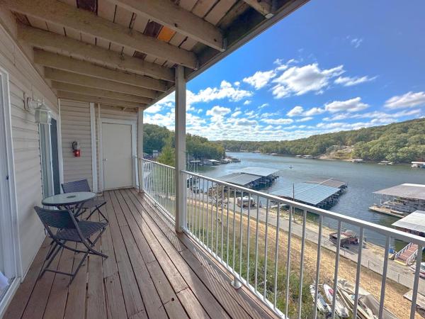 Wheelhouse Wonderland Lakefront Luxury Condo, Buchen Sie  Hotels mit Pool in Missouri, Schwimmbad