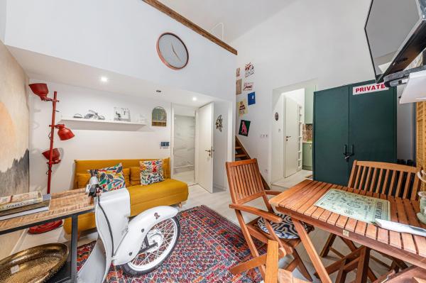 Charming Suite & The Hidden Gem on Akacfa str, Prenota  Budapest 
