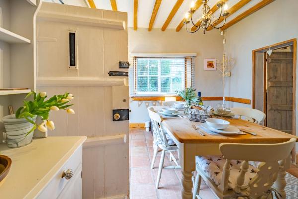 Swift Host - 2 Bedrooms - Period Cottage - Garden - Village Location - Dog Friendly, Prenota  Hockham Norfolk