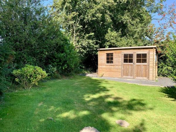 3 bedrooms, 5 beds, beautiful garden, Book  Hotels in Rotterdam with a Pool, Swimming Pool