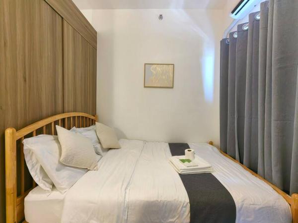 1BR Condotel with Balcony at FAME Residences #FM55, Buchen Sie  Hotels mit Pool in Luzon, Schwimmbad