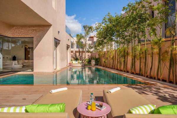 Villa de standing piscine à débordement à 15 min de Marrakech, Buchen Sie  Hotels in Marrakech-Safi mit Parkplatz, Parkplätze