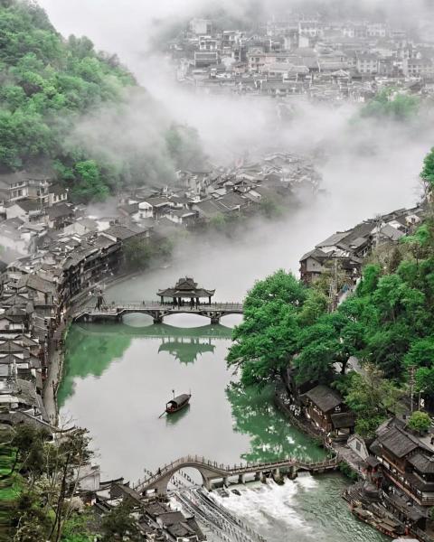 Yanyu Yunxi Resort Hotel 烟雨云兮酒店, Buchen Sie  Hotels in Fenghuang mit Parkplatz, Parkplätze