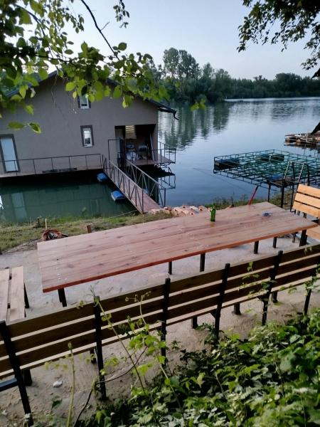 Splav na dan AXA, Buchen Sie  Hotels in Zentralserbien mit Parkplatz, Parkplätze