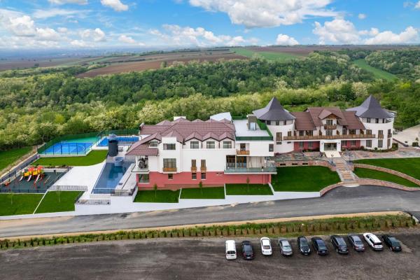 Dve Kule Resort & Winery, Reserva ahora  Hoteles en Srem Region con aparcamiento, Aparcamiento
