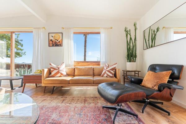 Mojave Lofi - Bright and Airy home 25 min from Joshua Tree National Park - Hot Tub, Cal-King Beds, Game Room, Buchen Sie  Yucca Valley Joshua-Tree-Nationalpark