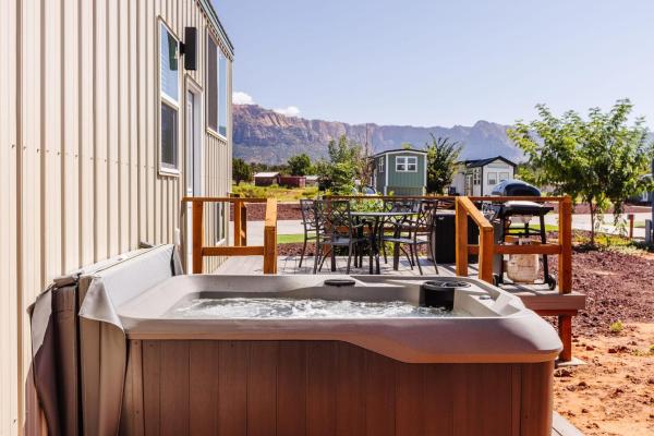 Jasper tiny home with private hottub, Buchen Sie  Apple Valley Utah