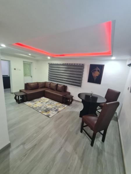 ULOM CONDOS, Reserva ahora  Hoteles en Owerri con aparcamiento, Aparcamiento