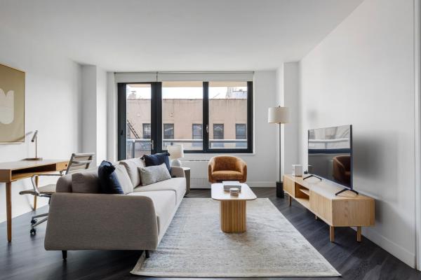 East Village 1br w balcony doorman wd nr bars NYC-1125, Buchen Sie  East Village - Lower Eastside 