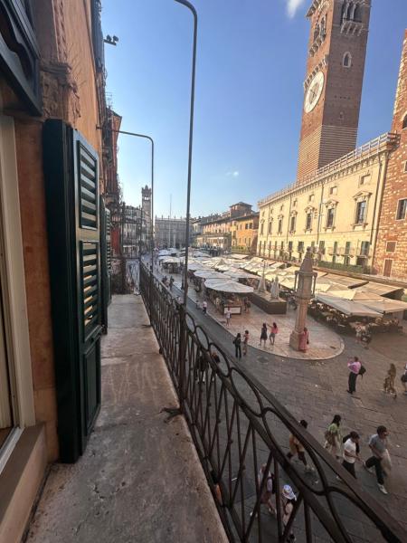 Verona Luxury Flats , Piazza Erbe with balcony on main square, Prenota  Hotel a Veneto con parcheggio, Parcheggio