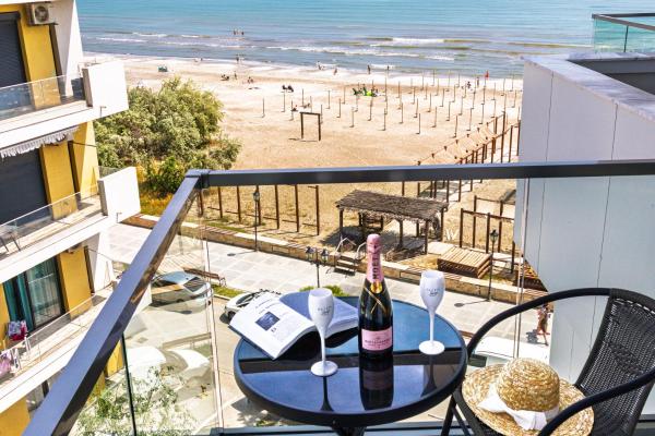 Riviera - Infinity Pool & Spa Resort, Prenota  Hotel con piscina a Mamaia-Sat, Piscina