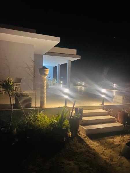 Beach house wing in kerkennah island. Fully equipped place for 4 guests and peaceful relaxing stay. Calm sea and beautiful sun rise that can be enjoyed straight on the beach or from the house terrace, Reserva ahora  Ouled Yaneg Sfax