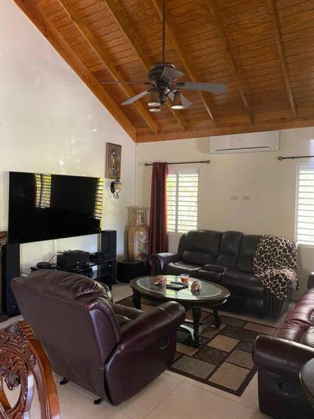Sunset Palms & Villa Management Ltd, Buchen Sie  Hotels mit Pool in Saint Ann Parish, Schwimmbad
