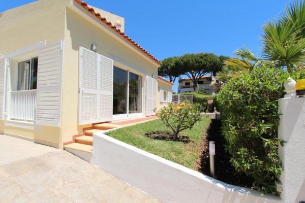 Modern Vilamoura Villa Close To Pinhal Golf Villa Maelou 4 Bedrooms Vilamoura, Prenota  Hotel a Algarve con parcheggio, Parcheggio
