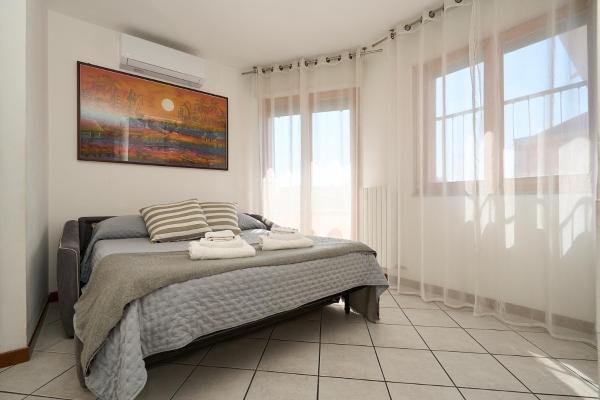 LUMINOSA 5 STARS WITH BALCONY- Wifi Netflix 15 minutes from Duomo, Book Hotel Milan Lombardy