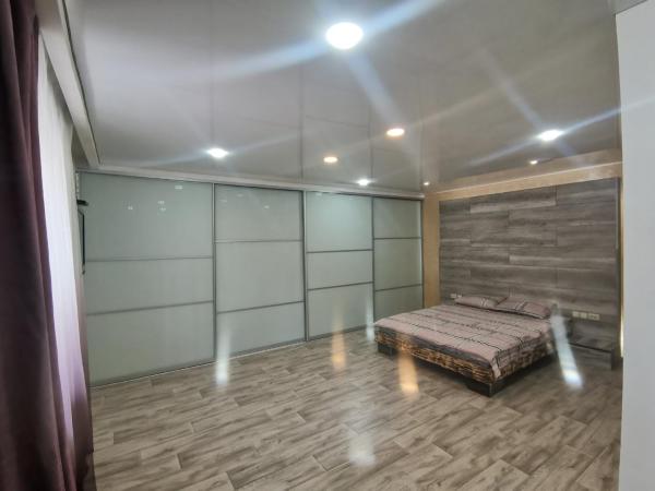 Spacious studio apartment, Buchen Sie Ferienwohnung Hotels in Oblast Mykolajiw mit Parkplatz, Parkplätze