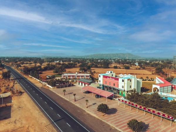 Golden Tiger Resort, Prenota  Hotel a Rajasthan con piscina, Piscina