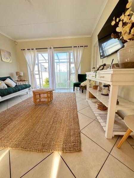 Cosy Guesthouse near Muizenberg Beach, Buchen Sie  Hotels in Muizenberg mit Pool, Schwimmbad