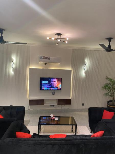 Modern 2BR Retreat F-11, Buchen Sie  Hotels in Islamabad mit Parkplatz, Parkplätze