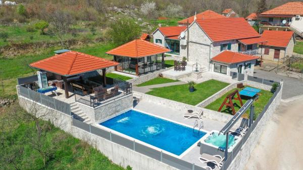 Villa Ivandvor in Split by Villas Guide, Buchen Sie  Hotels in Gespanschaft Split-Dalmatien mit Parkplatz, Parkplätze
