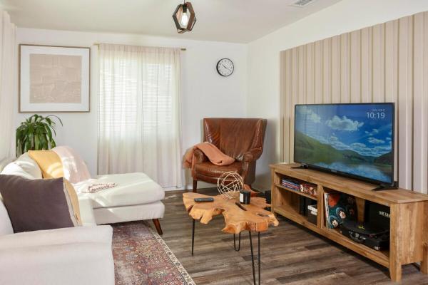 Central Modern All-In-One Home, Prenota  Lakewood California