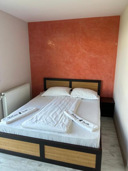 La virajul trei, Prenota  Hotel a Buda con parcheggio, Parcheggio