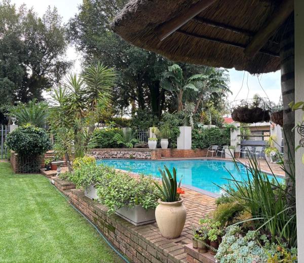 Ben & Bern House, Buchen Sie  Krugersdorp 