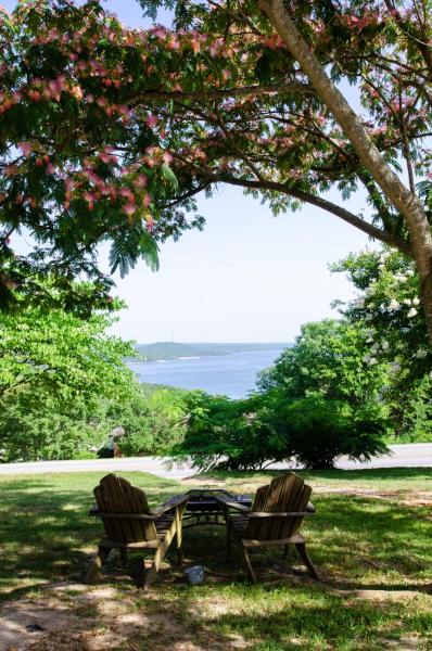Whispering Woods Cabins & Grill, Buchen Sie  Hotels in Arkansas mit Parkplatz, Parkplätze
