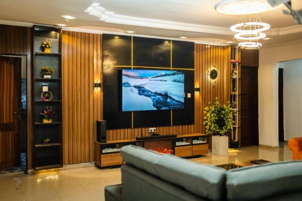 Luxurious 3-Bedroom Apartment in Heart of Lagos, Buchen Sie Ferienwohnung Hotels mit Pool in Lagos, Schwimmbad