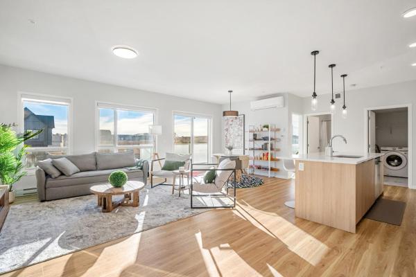 Large Open Concept Luxury Apartment with AC, 70" Smart TV with Netflix, Free Underground Parking & More, Buchen Sie Ferienwohnung Calgary Calgary Region