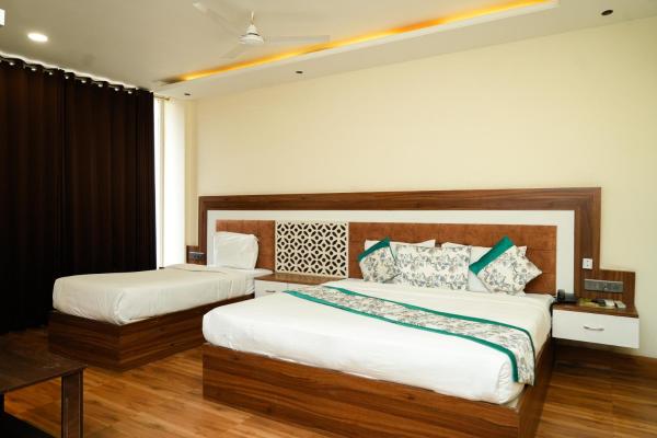 The Bhagwat Grand at shastri circle Udaipur with swimming pool, Prenota  Hotel a Rajasthan con piscina, Piscina