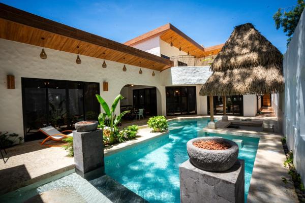 Bohemian Tropical Villa with a Tiki-Style Swimming Pool & Swim-Up Bar with an Attached Studio Apartment, Prenota Appartamento Hotel a Guanacaste con piscina, Piscina