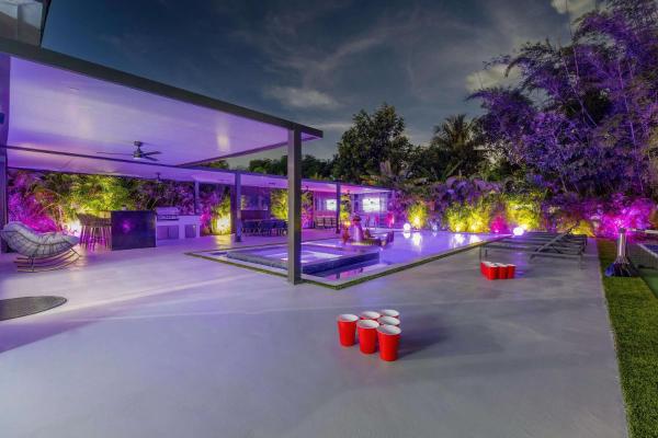 Luxury Villa Solara w Heated Pool Hot Tub BBQ, Buchen Sie  Hotels in Golden Glades mit Pool, Schwimmbad