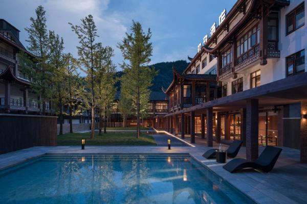 FunGee S Hotel 张家界国家森林公园标志门欢致酒店, Reserva ahora  Hoteles con piscina en Hunan, Piscina