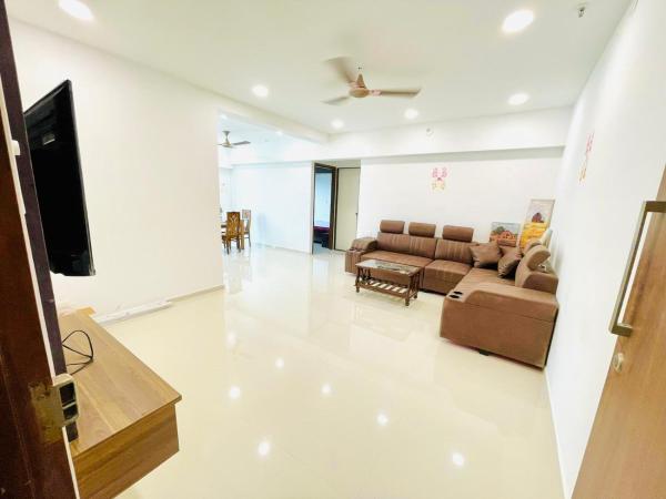 2bhk in mumbai spacious, Réserver  Hôtels à Maharashtra avec piscine, Piscine