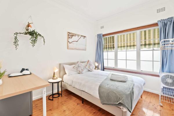 Double Room in Peakhurst - Centrally Located - Shared Bathroom, Book  Peakhurst New South Wales