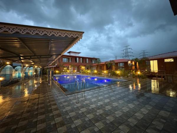 Sandalwoods Resort, Réserver  Hôtels à Neral avec piscine, Piscine