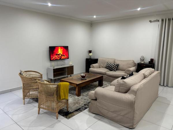 The Cozy Double , 2 Full Rooms , Spacious Living Room And A Double Garage, Buchen Sie  Sandton 