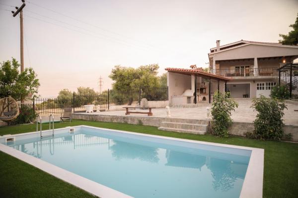 Anax Villa, Prenota  Hotel con piscina a Corinthia Regional Unit, Piscina
