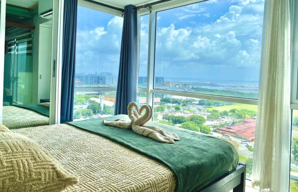 Stunning view staycation near MOA PICC WORLD TRADE CENTER AIRPORT LUNETA PARK MANILA OCEAN PARK QURINO GRANDSTAND, Prenota  Hotel a Luzon con parcheggio, Parcheggio