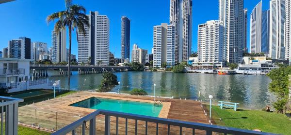 Riverfront Villa 8 Surfers Paradise with Pool, Reserva ahora  Hoteles con piscina en Queensland, Piscina