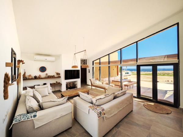 Seafront 3BR Soma Bay Villa With Exquisite Views, Prenota  Hotel a Mar Rosso con parcheggio, Parcheggio