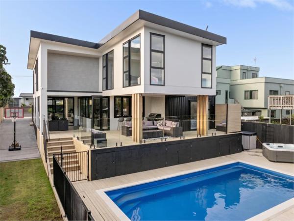 Large luxury home, Buchen Sie  Hotels mit Pool in Nordinsel, Schwimmbad